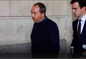 Antonio Velarde y su letrado entrando al Juzgado